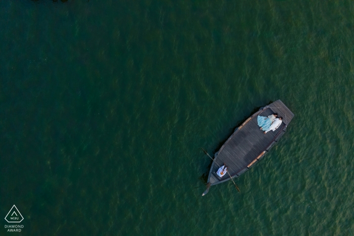 Portraits de pré-mariage à Jaipur, Inde - L'Inde, les lacs et l'amour vont bien ensemble! - Photographie de drones au dessus de l'eau et bateau