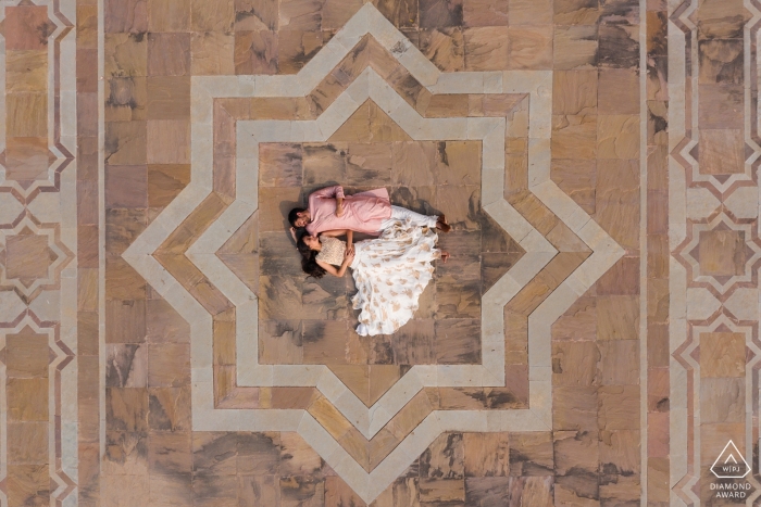 Photo: <a href="https://www.wpja.com/photos/diamond-award-top-wedding-engagement-photographer/2565764"> Ankita Asthana - Mumbai Maharashtra Jaipur, photographe de drones indiens - L'amour d'en haut | Séance d'engagement pour un couple