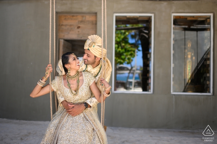 Cancún, México sesión de retratos previos a la boda | ¡Amor puro! - Pareja en un columpio.