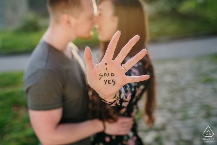 Portrait d'un couple de fiancés - elle a dit oui - photographie de la maison Haus Kemnade Hattingen