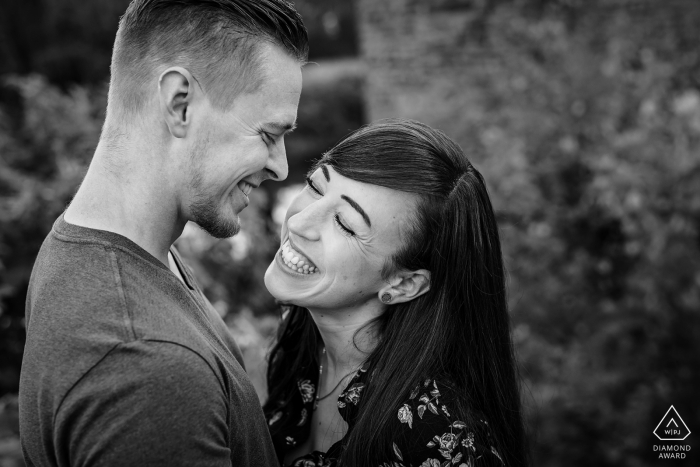 Haus Kemnade Hattingen pre-wedding portraits of a couple in black in white together Haus Kemnade Hattingen pre-wedding portraits | couple in black in white together