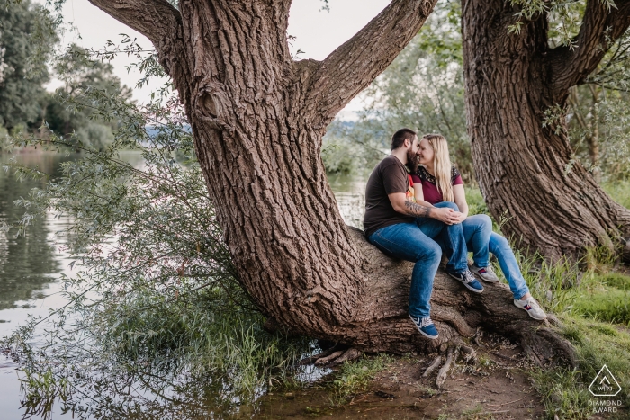 Bonn engagment photo session in the trees by a North Rhine-Westphalia portrait photographer Bonn engagment photo session - hold me - North Rhine-Westphalia portrait photography