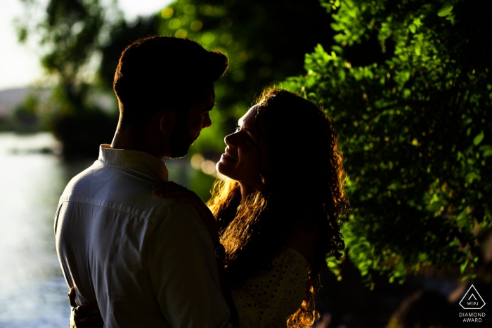 Foto von: <a href="https://www.wpja.com/photos/diamond-award-top-wedding-engagement-photographer/2565800"> Zsofia Rebicek - Orvieto Terni Lago di Bolsena - Italien Verlobungsporträt - ein romantischer Moment am Seeufer bei Sonnenuntergang