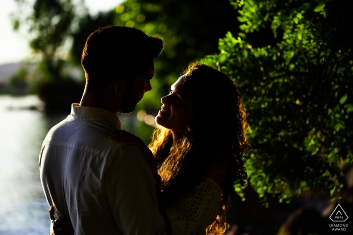 Lago di Bolsena - Italy engagment portrait - a romantic moment on the lake shore at sunset 