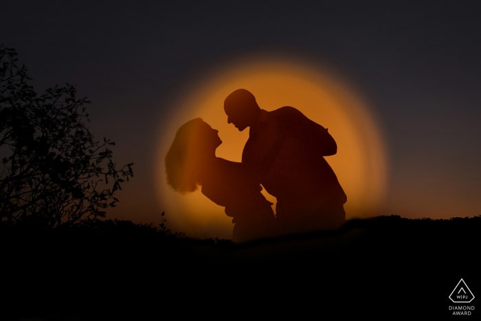 Foto door: <a href="https://www.wpja.com/photos/diamond-award-top-wedding-engagement-photographer/2565863"> Claudia Amorim - Goiânia Goias Cachoeiras dos Dragões - Pirenópolis verlovingsfotografie bij zonsondergang