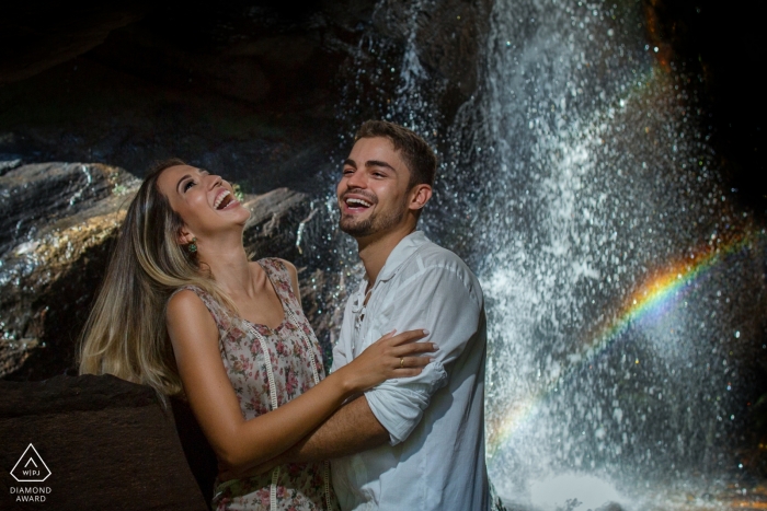 Retratos pré-casamento de Goiás Brasil com um casal e um prisma com água