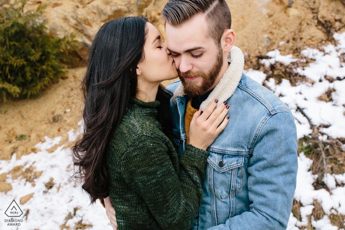 Sessão de retrato de noivado Carbonado, WA - casal se beijando e abraçando