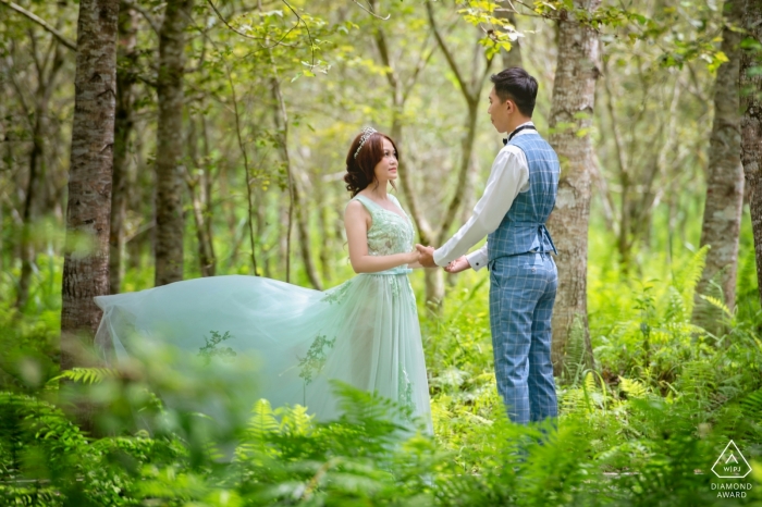 Photo by: <a href="https://www.wpja.com/photos/diamond-award-top-wedding-engagement-photographer/2566018">Tao Hsuan Tzu - Taipei Hualien, Taiwan prewedding shoot with couple in the forest.