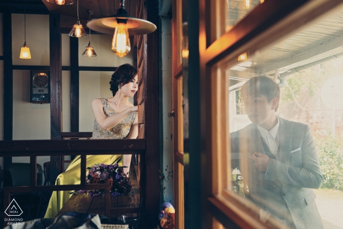 Fotografía de sesión previa a la boda de Taiwán, Hualien: el retrato contiene: vintage, iluminación, bombillas, vidrio, ventanas, interiores y exteriores