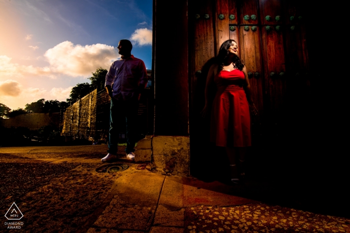 Foto de compromiso de una pareja en el Viejo San Juan - El retrato contiene: Contraste entre una pareja