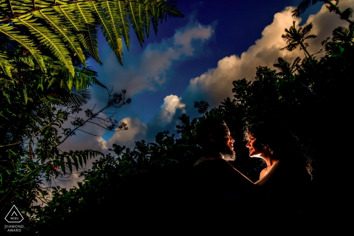 El Yunque, Rio Grande PR Engagement Session con una pareja - El retrato contiene: Una pareja destacada dentro del bosque