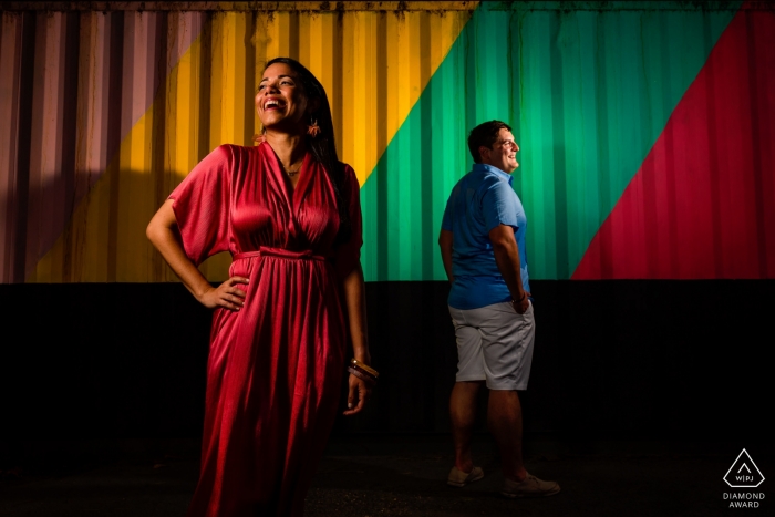 Sessão de Fotografia de Noivado - A imagem contém: Pinones, PR, um casal e um fundo contrastado