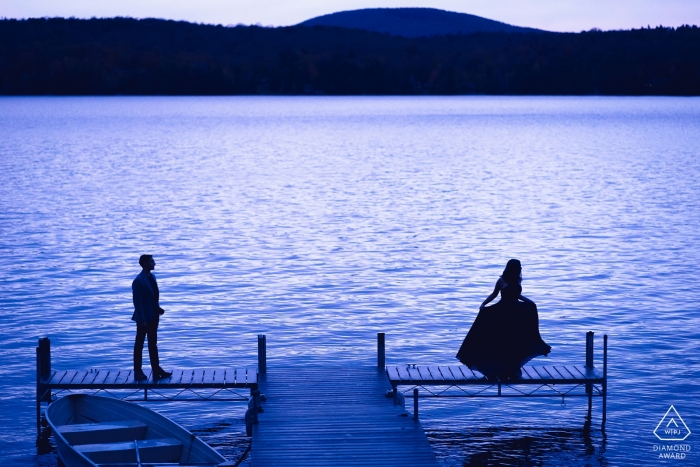 San Diego, CA Sesión de fotografía de compromiso - La imagen contiene: Pareja en la silueta de un lago.