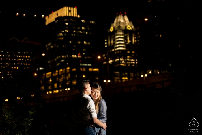 Nacht-Verlobungsporträt des Paares mit Downtown Austin im Hintergrund Engagement Photography Session - Bild enthält: Nachtporträt des Paares mit Downtown Austin im Hintergrund