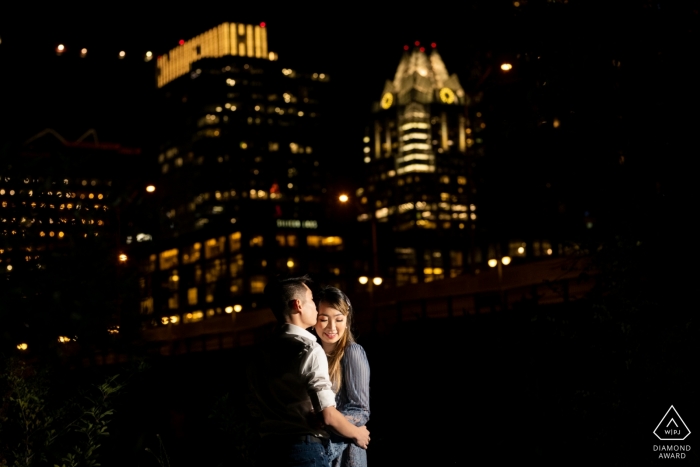 Séance de photographie de fiançailles - L'image contient: Portrait de nuit du couple avec le centre-ville d'Austin en arrière-plan