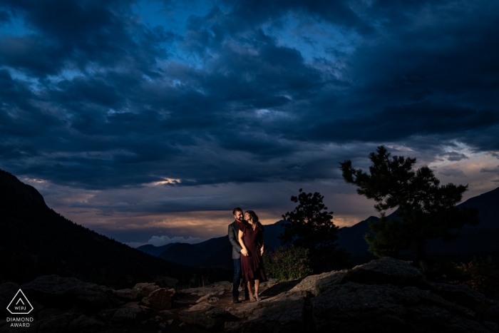 Retrato de noivado de um casal no Parque Nacional das Montanhas Rochosas - a imagem contém: pôr do sol, céu, iluminado, iluminação