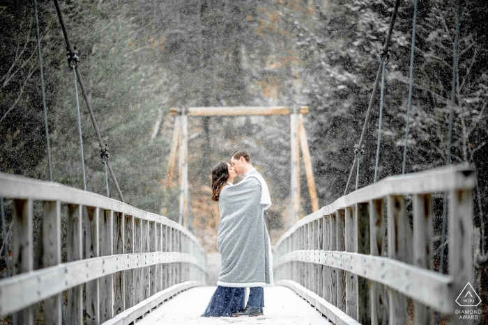 Retrato de pareja de compromiso de Massachusetts - La imagen contiene: nieve, cubierto, puente, manta, frío, invierno