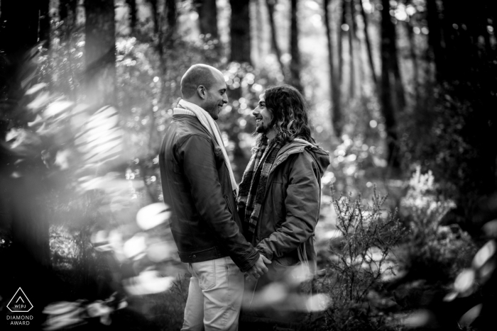 Verlobungsfotografie in der Bucht von Arcachon, Frankreich – Porträt enthält: Bäume, Wald, Licht, Schwarzweiß