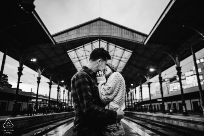 Porto Engagement Portrait Session - L'image contient: gare, train, métro, urbain, noir et blanc