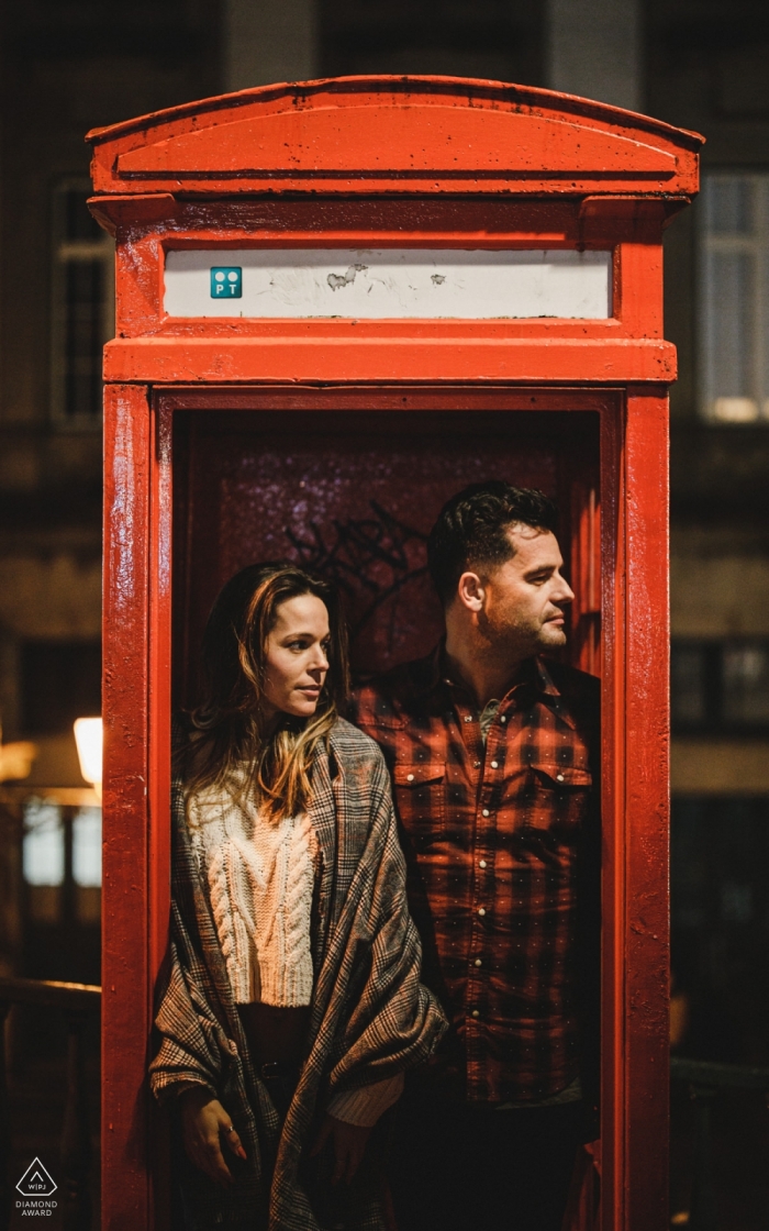 Porto, PT Sesión de compromiso de pareja - La imagen contiene: rojo, teléfono, cabina, vintage, teléfono, teléfono público