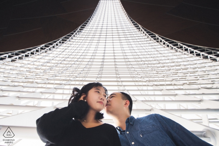 Beijing, Chine Portrait avant le mariage d'un couple - Image contient: bâtiment, art, noir, blanc