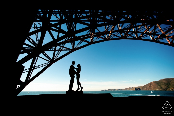 San Francisco, CA Silhouette unter der Golden Gate Bridge. Verlobungspaarfotografie – Porträt enthält: SF, CA, Wasser, Bucht