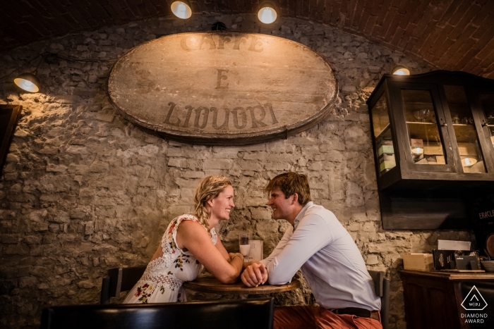 Photographie de fiançailles à Sienne, Toscane - L'image contient: S'amuser dans la vieille Ostaria