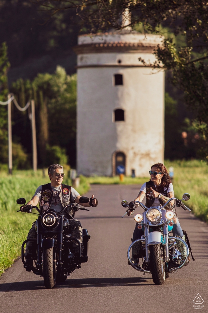 Sesión de retrato de compromiso de Lucca, Toscana - La imagen contiene: motocicleta, Harley, Davidson, motociclistas, bicicletas