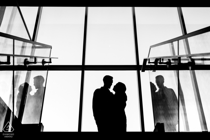 Ottawa Art Gallery Paar-Verlobungsfotografie – schaut sich oben auf der Treppe in der Galerie an