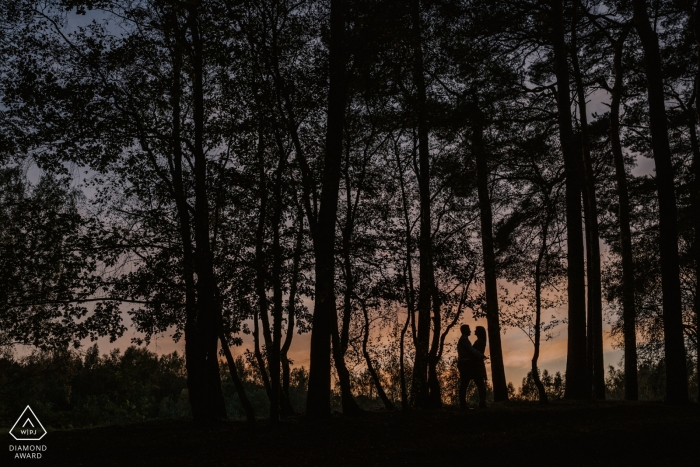 Ritratto di fidanzamento toscano nella loro città, Pescia - luce del sole, bacio