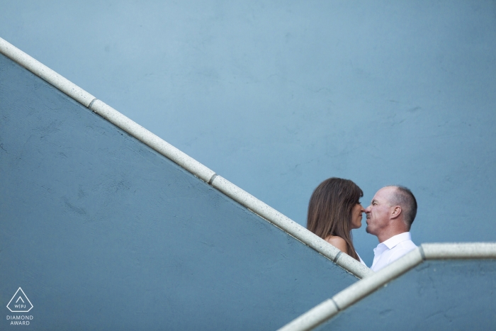 Retrato de pareja de compromiso de Yountville, California - La imagen contiene: escaleras, artístico, fino, arte, azul, besos