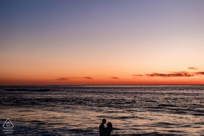 Porträt eines Verlobungspaares aus San Diego, Kalifornien – Bild enthält: Strand, Wasser, Meer, Sonnenuntergang, Silhouette