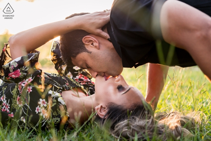 Allemagne Couple faisant le baiser de Spider-Man | Photo de fiançailles d'un couple - Portrait contient: herbe, couché, à l'envers, chemise noire, cheveux