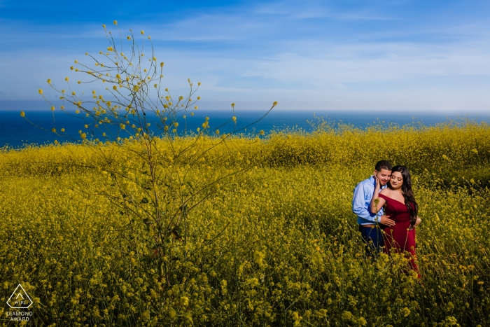 Verlobungsfotos aus Malibu, Kalifornien – Paar im Feld mit gelben Blumen