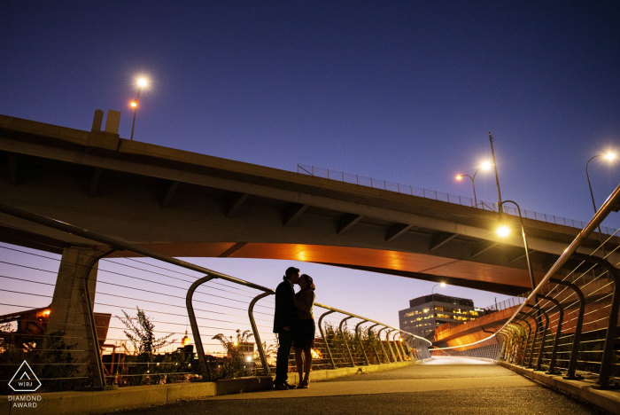 Sessão de fotografia de noivado em North Point Park, Cambridge, Massachusetts - A imagem contém: a silhueta de um casal se beijando no crepúsculo