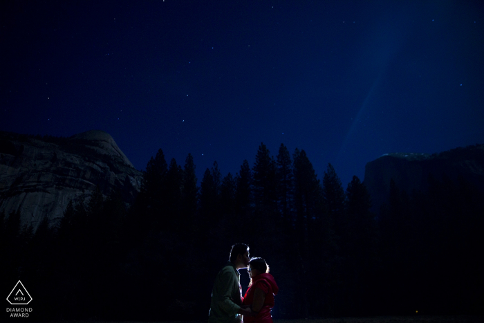 Yosemite-Verlobungspaarfotografie – Porträt enthält: beleuchtet, Nacht, Bäume, Himmel, Blau, Sterne