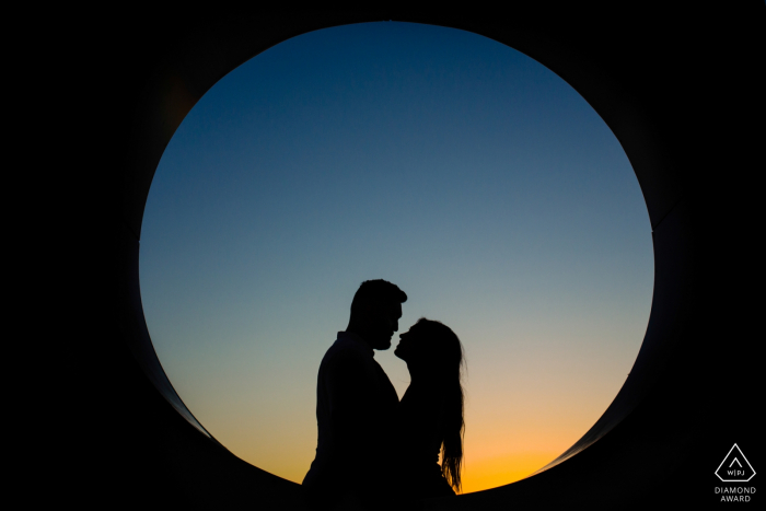 Pareja de Perth compartiendo una bonita puesta de sol juntos | Fotografía de compromiso: retrato contiene: círculo, redondo, silueta, cielo, azul, amarillo, naranja