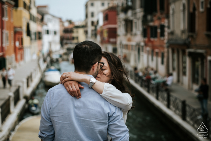 Fotografia de noivado em Venezia: abraço, beijo, abraço, amor, água, barcos, edifícios