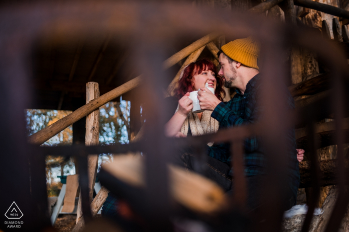 Olde Kamp Drenthe retrato de um casal de noivos - coco quente e lareira