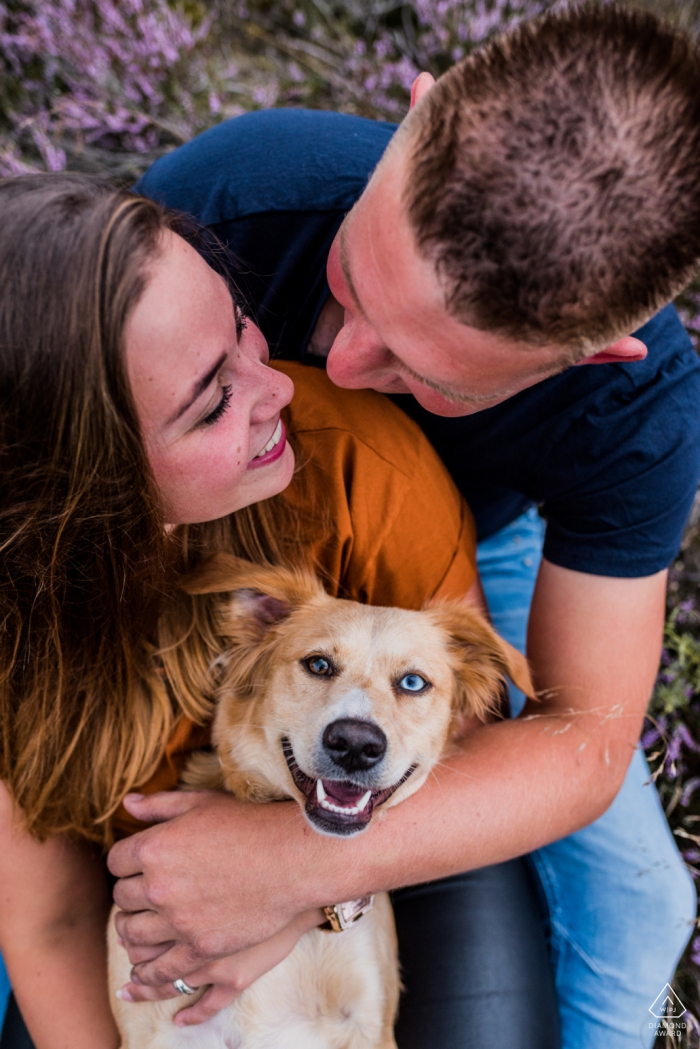 Disparo de compromiso previo a la boda de Zeegse: el más feliz de todos, por supuesto ... ¡el perro!