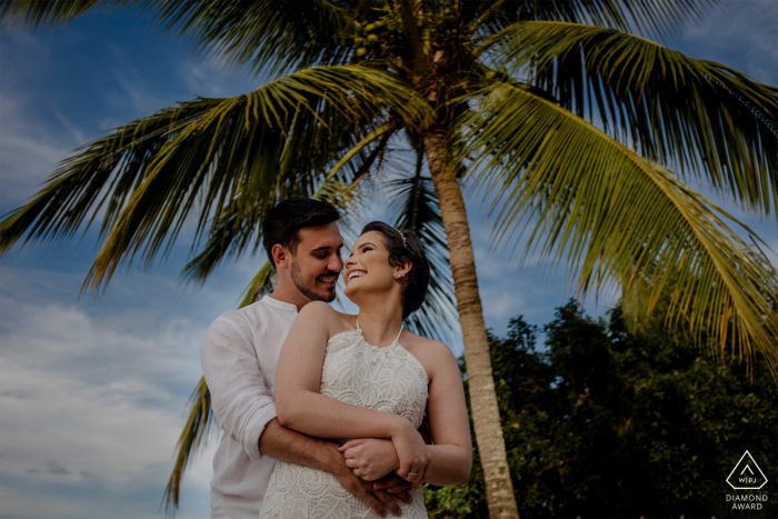 Aracruz, Espírito Santo, Brasil - Santa Cruz Beach Sesión de retratos con una pareja debajo de la palmera.