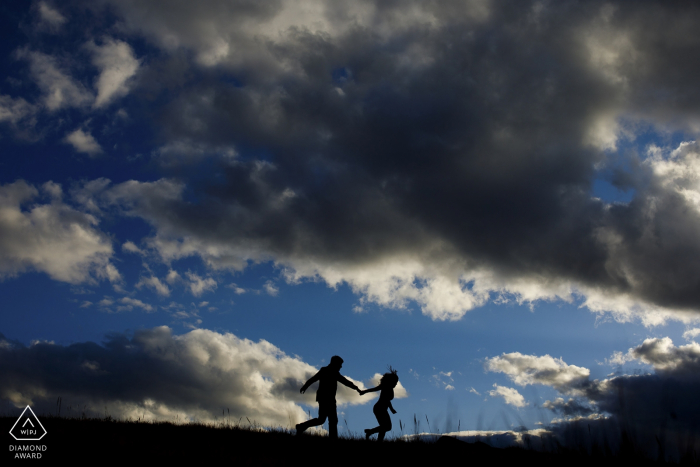 Le couple court au sommet du col de Guanella lors de leur séance de fiançailles