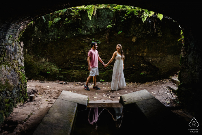 Parque Lage - RJ - Retratos previos a la boda en Río de Janeiro - Buena simetría, hermosa reflexión y conexión.