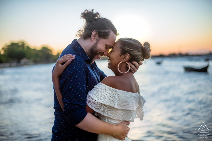 Buzios - RJ - Brasil Portrait d'engagement au coucher du soleil avec mon amour et la plage