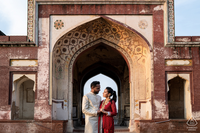 Toronto Engagement Photography – Paar umarmt sich und posiert für ein Porträt.