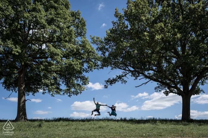 Ille et Vilaine, France Portraits de couples pendant les fiançailles Tirez sous deux arbres et le ciel bleu.