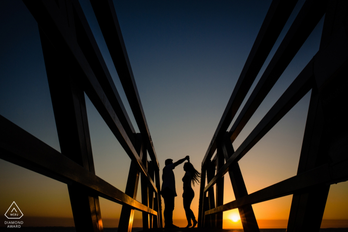 Photographe de fiançailles en Australie-Occidentale: Fremantle Couple Dancing together at the sunset