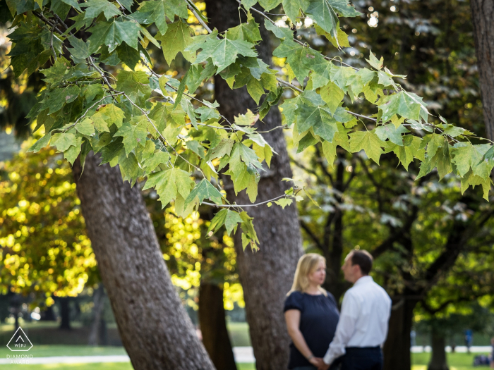 Milano, Italie photographie de fiançailles - Couple flou près des arbres.