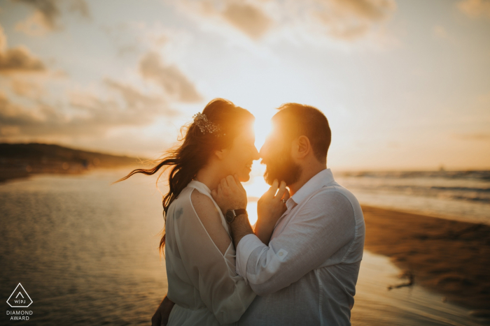 Kilyos Beach, Istanbul pré session de mariage avec un couple souriant et étreignant au coucher du soleil