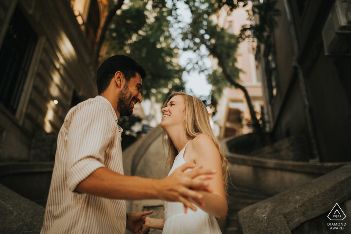 Sesión de compromiso en Kamondo Stairs, Galata, Estambul | Una pareja cogidos de la mano y sonriendo